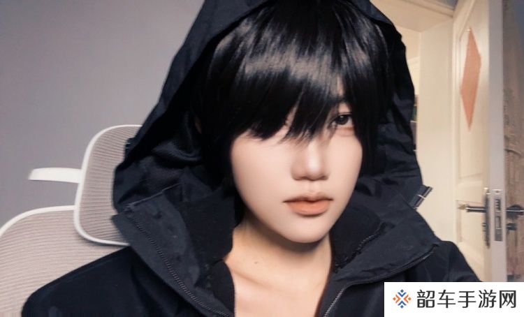 LPL主持十月晒照：樱花老妹儿爆改冷酷兜帽哥